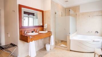 Classic Double Room | Bathroom | Hair dryer, towels