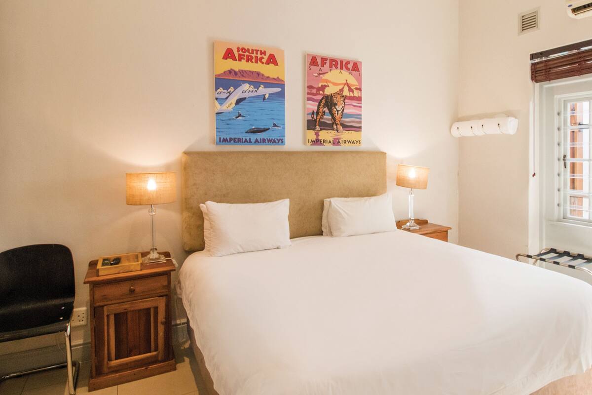 Budget Room | Minibar, in-room safe, individually decorated, individually furnished