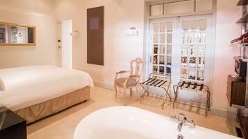 Premier Double Room, 1 King Bed | Minibar, in-room safe, individually decorated, individually furnished