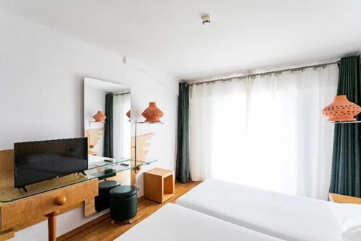 Blackout drapes, free WiFi, bed sheets