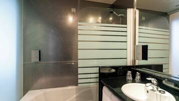 Comfort Double or Twin Room | Bathroom | Free toiletries, hair dryer, towels