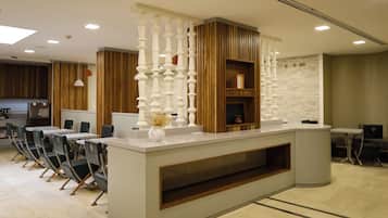 Uma mesa de recepção com design moderno, emoldurada por painéis de madeira e um pilar decorativo branco.