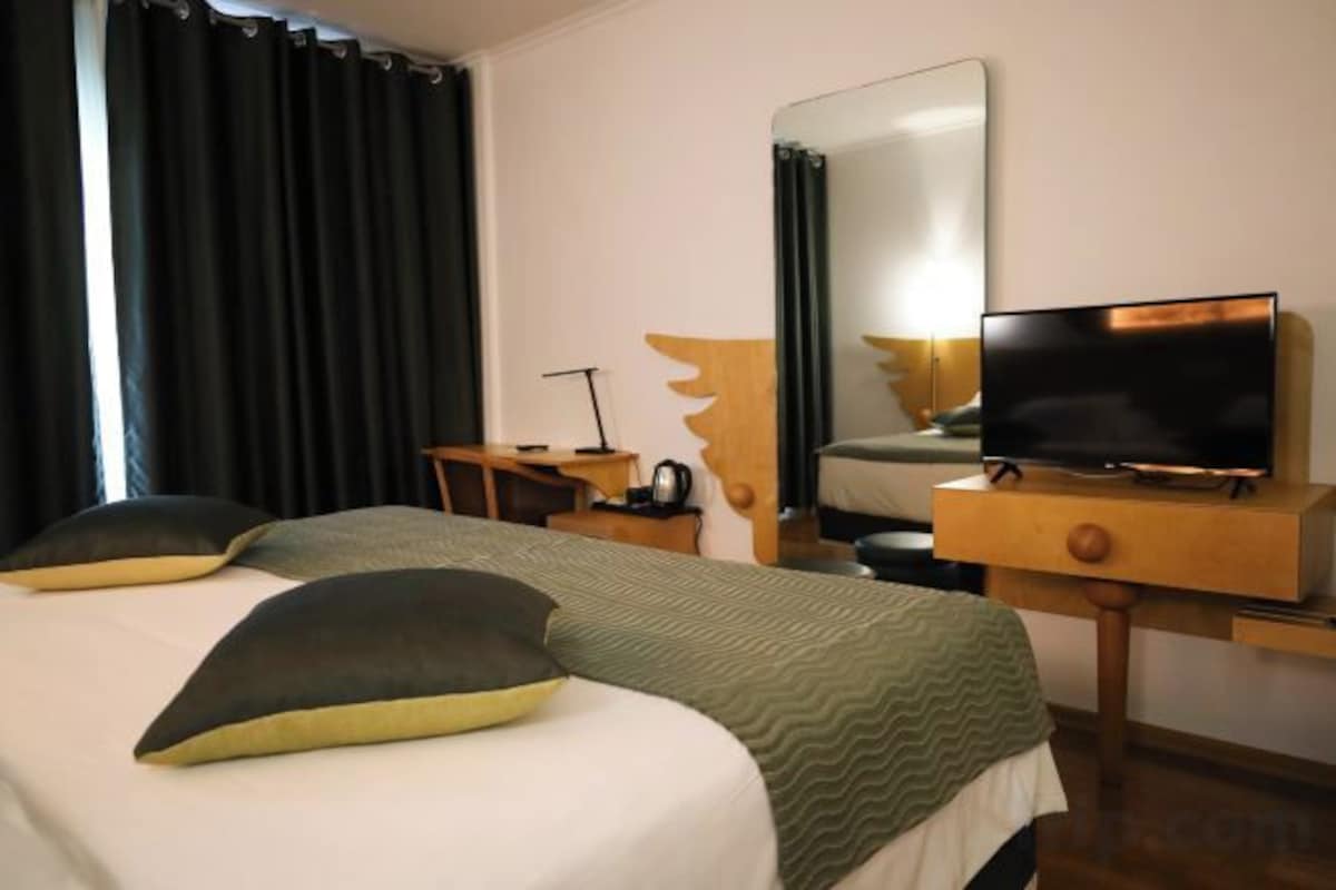 Cofres nos quartos, cortinas blackout, Wi-Fi de cortesia, roupa de cama