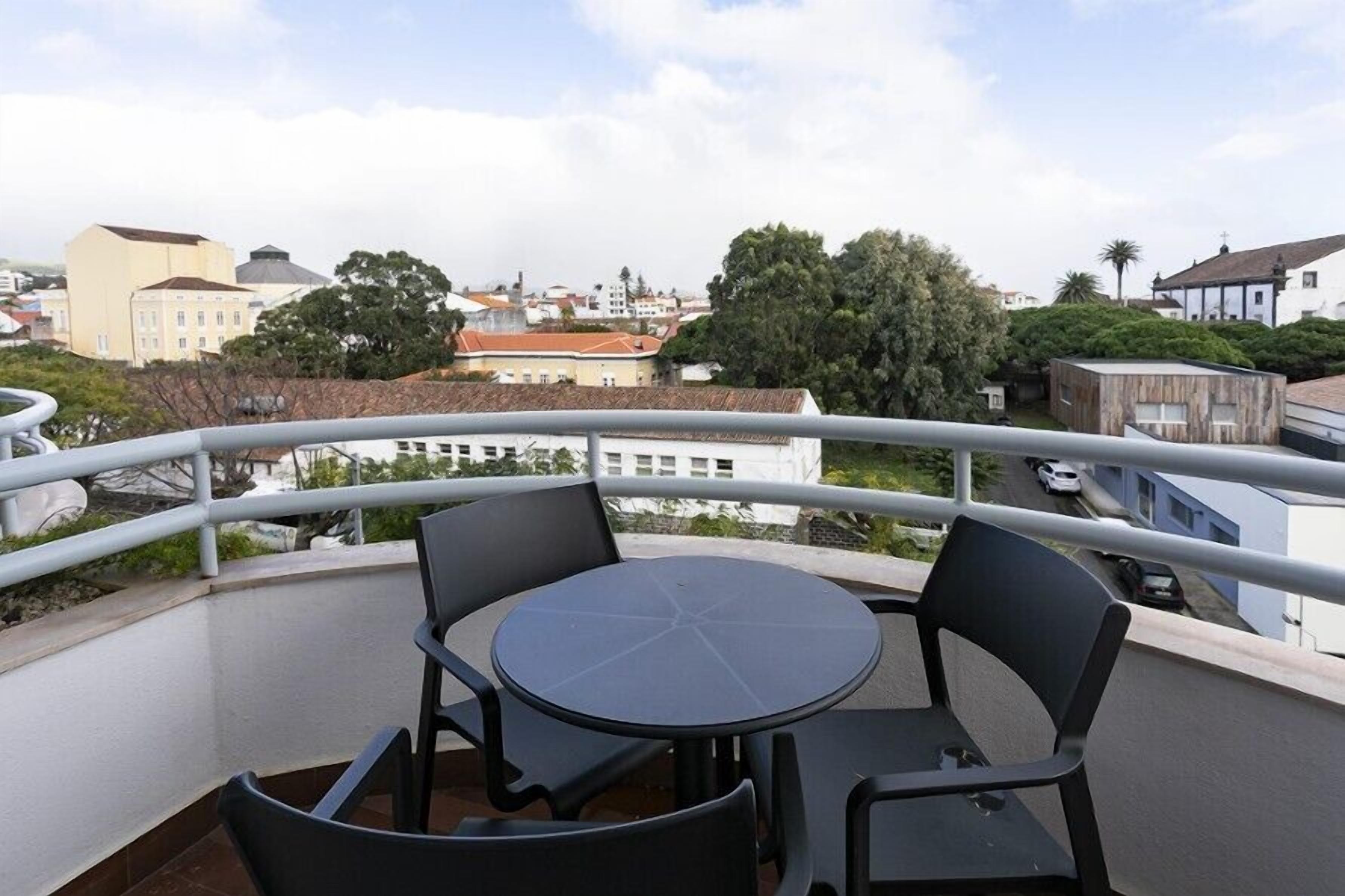 Habitación Business triple | Balcón