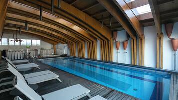 Piscina coperta, con ingresso dalle 09:00 alle 21:00, lettini