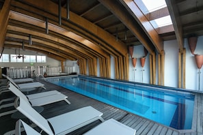 Indoor pool, open 9:00 AM to 9:00 PM, sun loungers - Hotel Ponta Delgada (Ponta Delgada)