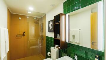 Habitación empresarial triple | Baño | Amenidades de baño gratuitas, secadora de cabello, toallas