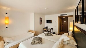 Chambre triple Affaires | Coffre-fort, rideaux d’obscurcissement, accès au Wi-Fi (inclus)
