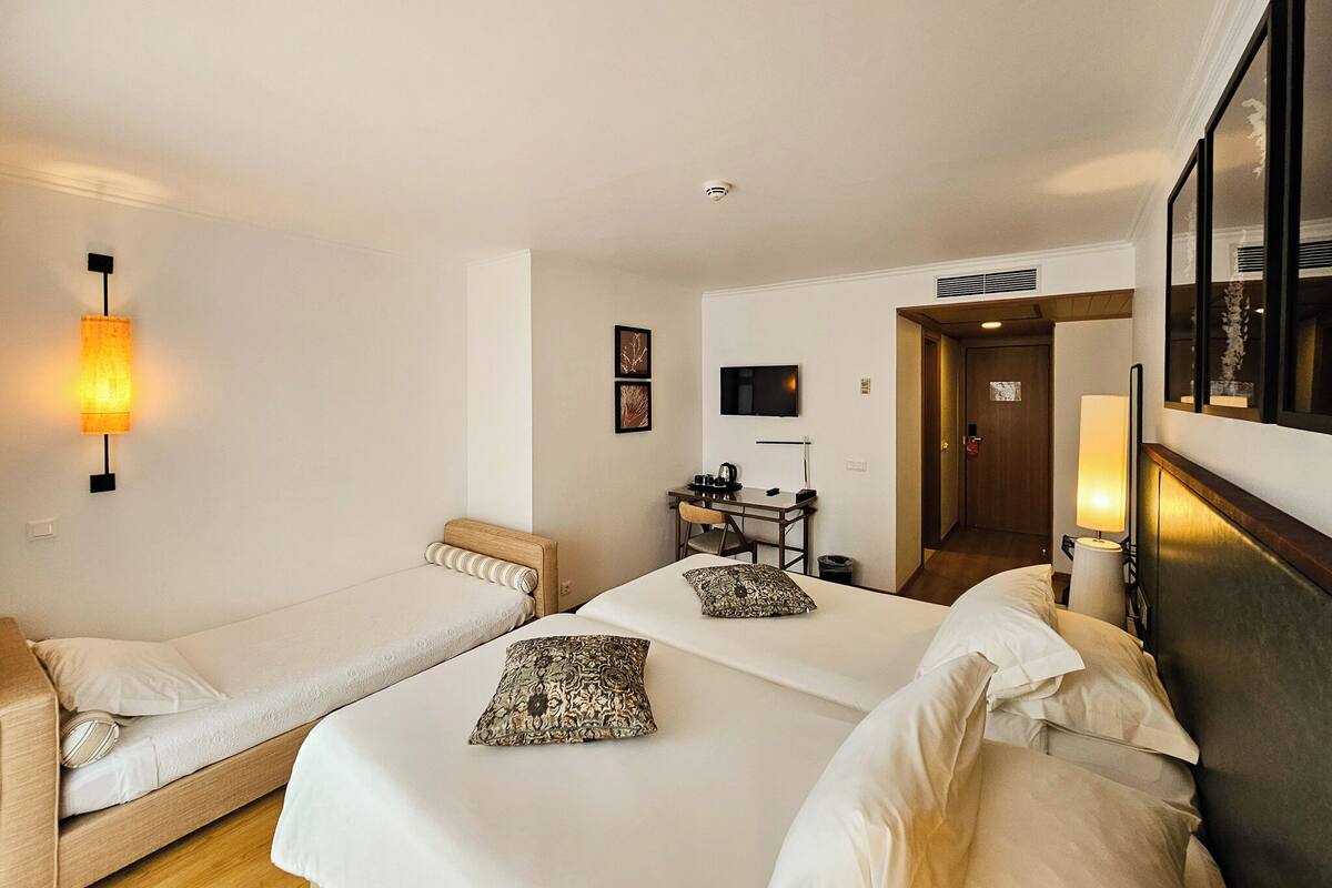 Business Triple Room | In-room safe, blackout drapes, WiFi (free), bed sheets