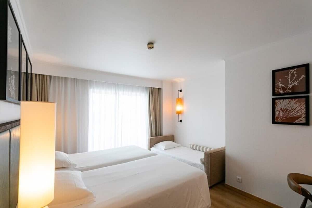 Business Triple Room | In-room safe, blackout drapes, free WiFi, bed sheets