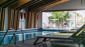 Piscine intérieure, accès possible de 9 h à 21 h, chaises longues