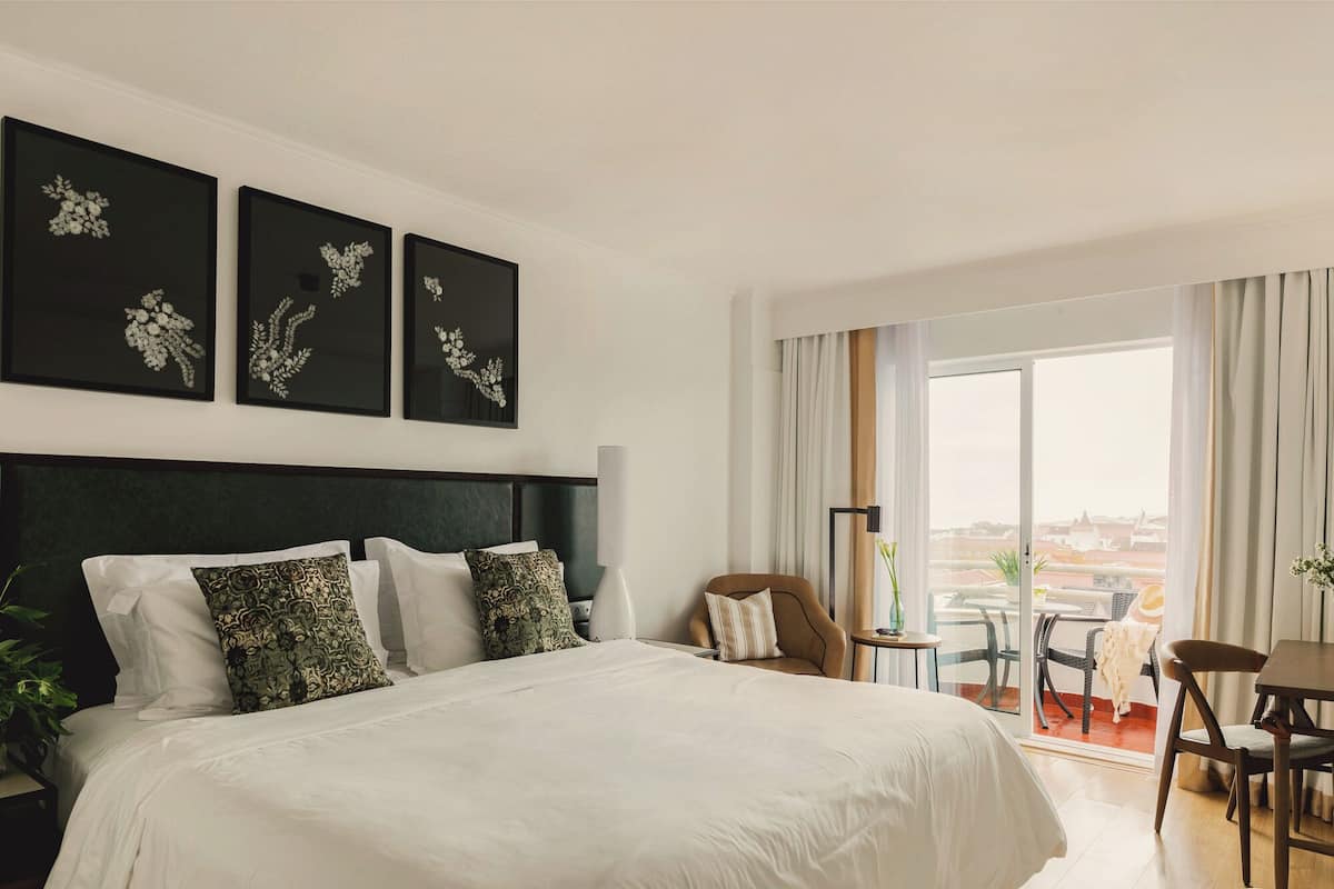 Business Double or Twin Room | In-room safe, blackout drapes, WiFi (free), bed sheets