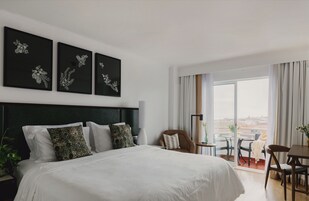 Blackout drapes, free WiFi, bed sheets