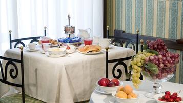 Tägliches kontinentales Frühstück (9 EUR pro Person)