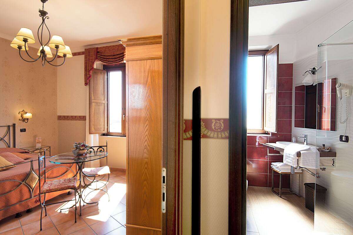 Minibar, caja de seguridad en la habitación y escritorio