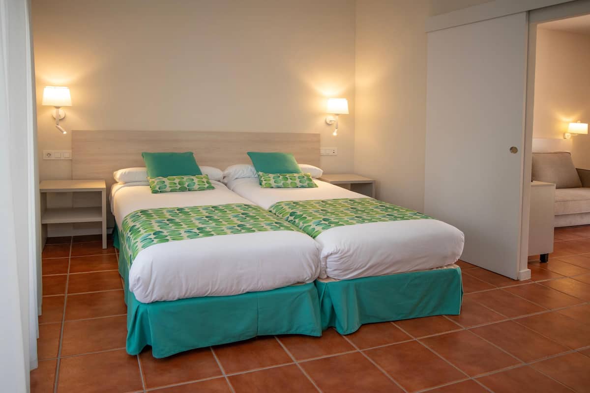 Habitació estàndard, vistes a la piscina (1 Adult) | 1 dormitori, roba de llit d'alta qualitat, cobrellits i minibar