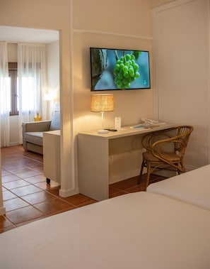 Ropa de cama de alta calidad, edredones de plumas, minibar y caja fuerte