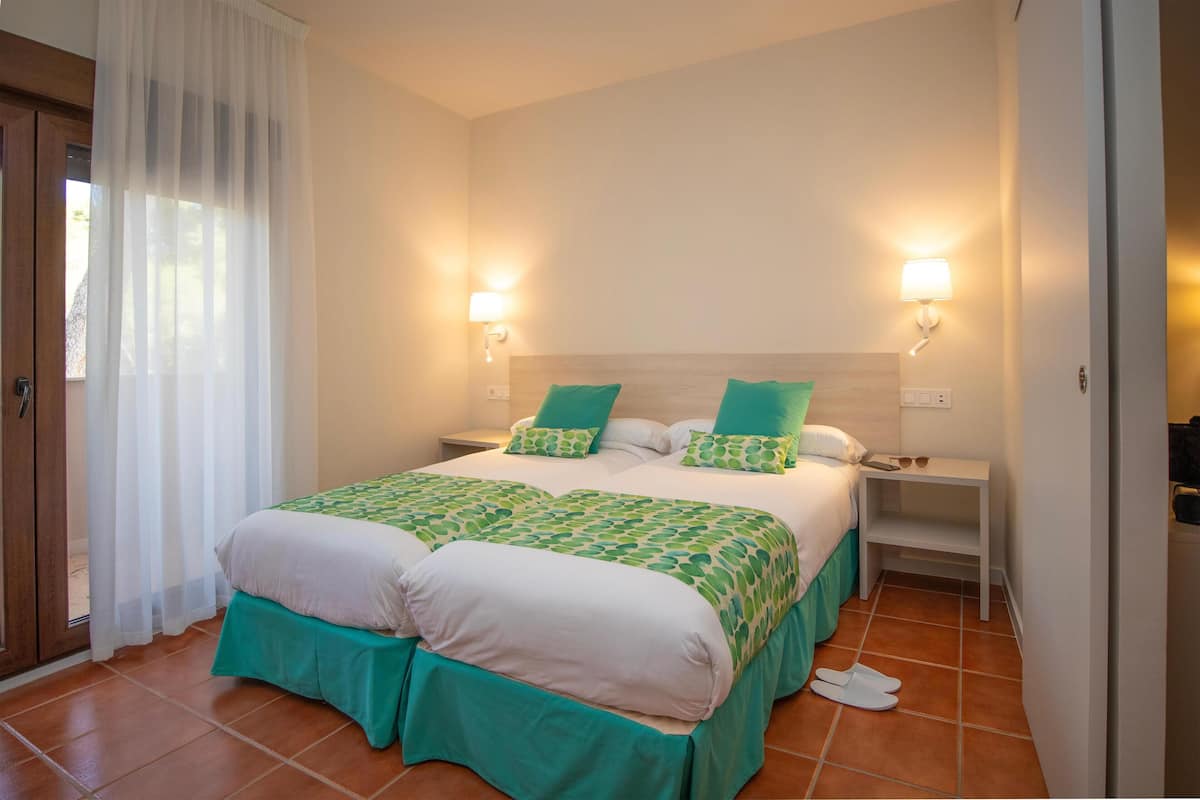 Premium bedding, down duvets, minibar, in-room safe