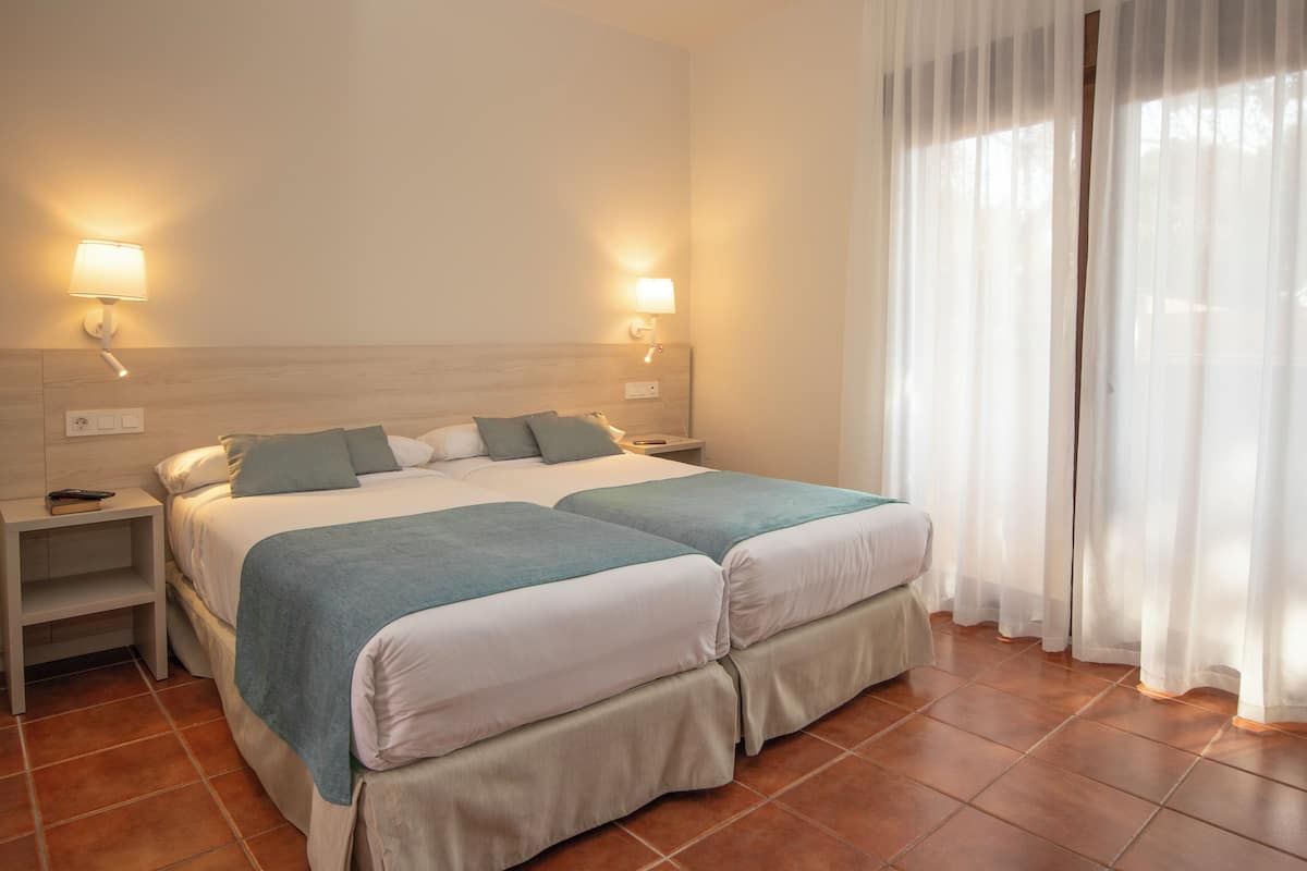 Premium bedding, down duvets, minibar, in-room safe