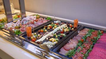 Desayuno buffet (EUR 18 por persona)