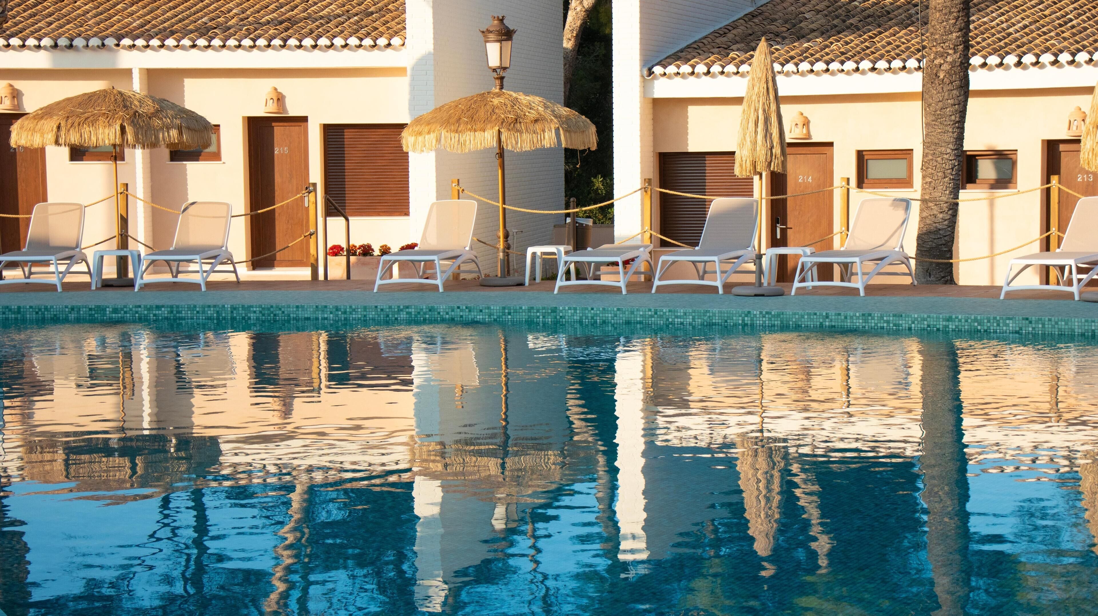 屋外プール、営業時間 11:00 ～ 19:00、プール パラソル、サンラウンジャー