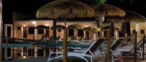 Piscina a l'aire lliure (horari: 11:00-19:00), para-sols i gandules