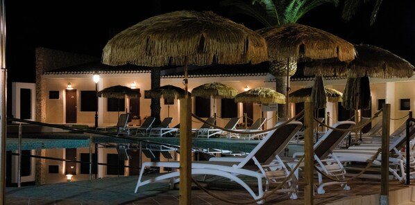 Piscina a l'aire lliure (horari: 11:00-19:00), para-sols i gandules 