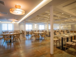 3 restaurants, international cuisine
