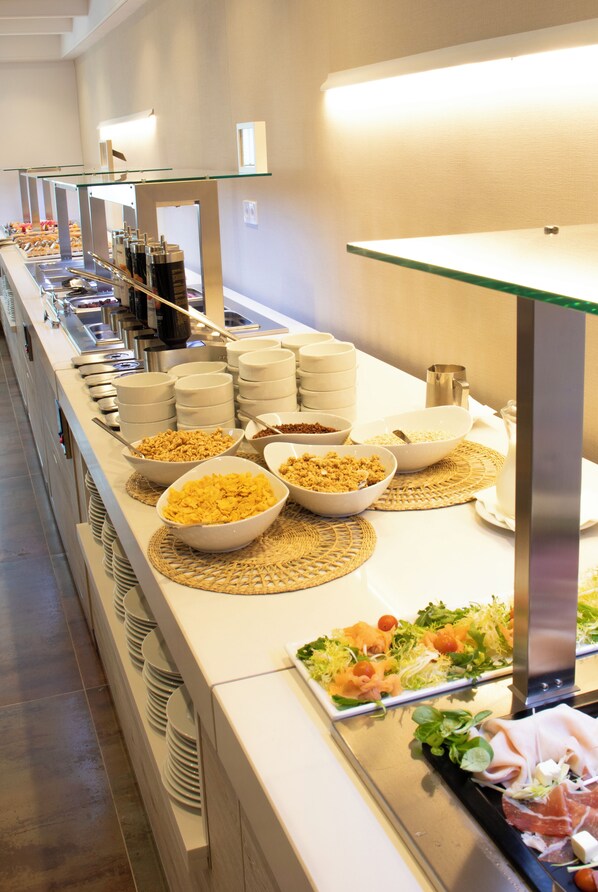 Tägliches Frühstücksbuffet (18 EUR pro Person)