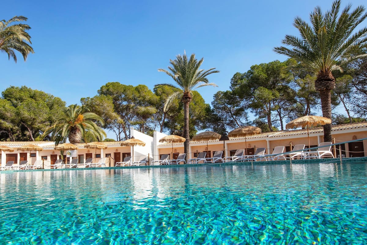 Premium bedding, down comforters, minibar, in-room safe