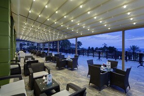 Hi ha 3 restaurants i s'hi serveixen esmorzars; plats de cuina turca 