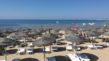 Privat strand i nÀrheten, solstolar och parasoller