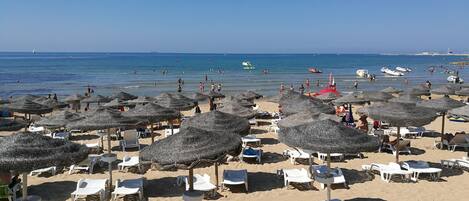 Platja privada a prop, gandules de platja i para-sols per a la platja