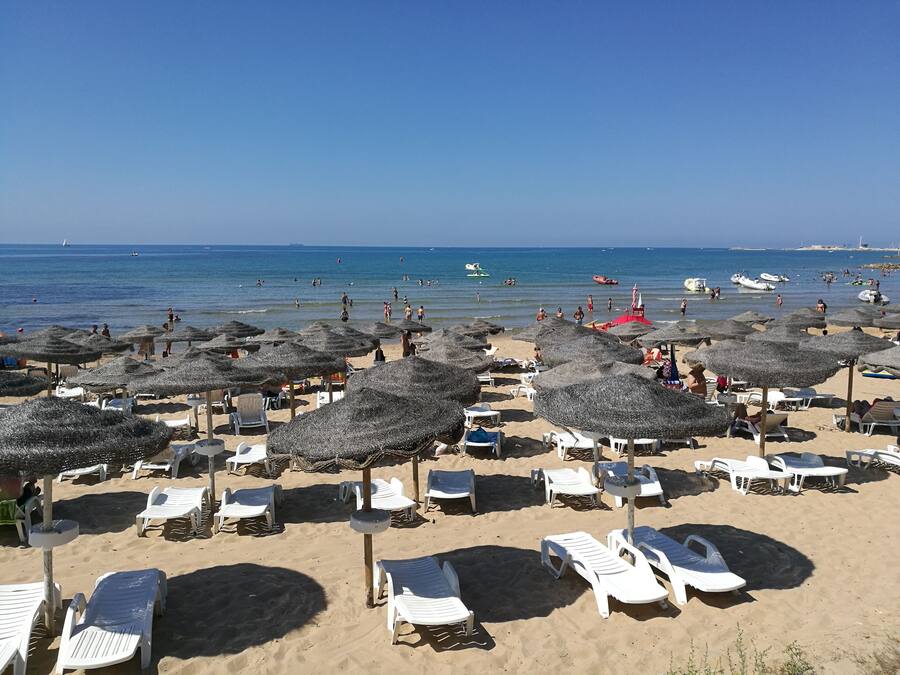 Privatstrand in der Nähe, Liegestühle, Sonnenschirme