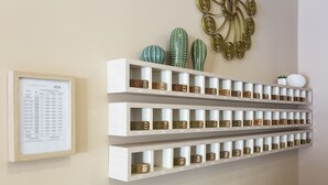 A wall with multiple storage units, each labeled with numbers. - Hotel Baia del Sole (Ragusa)