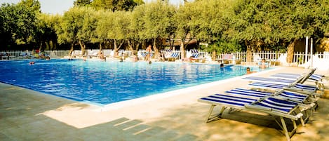 Una piscina al aire libre de temporada