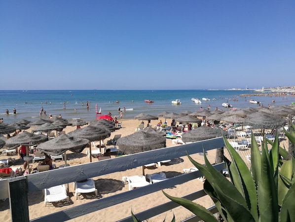 Spiaggia privata nelle vicinanze, lettini da mare, ombrelloni