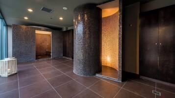 Behandelingskamers voor koppels, een sauna, een bubbelbad