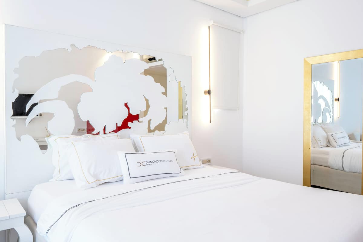 Superior Room (Deluxe) | 1 bedroom, premium bedding, minibar, in-room safe