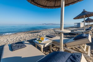 私家海滩、小屋(收费)、沙滩椅、海滩遮阳伞