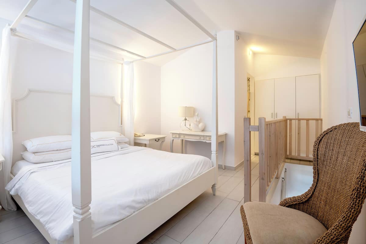 Suite (Split Level) | 1 bedroom, premium bedding, minibar, in-room safe