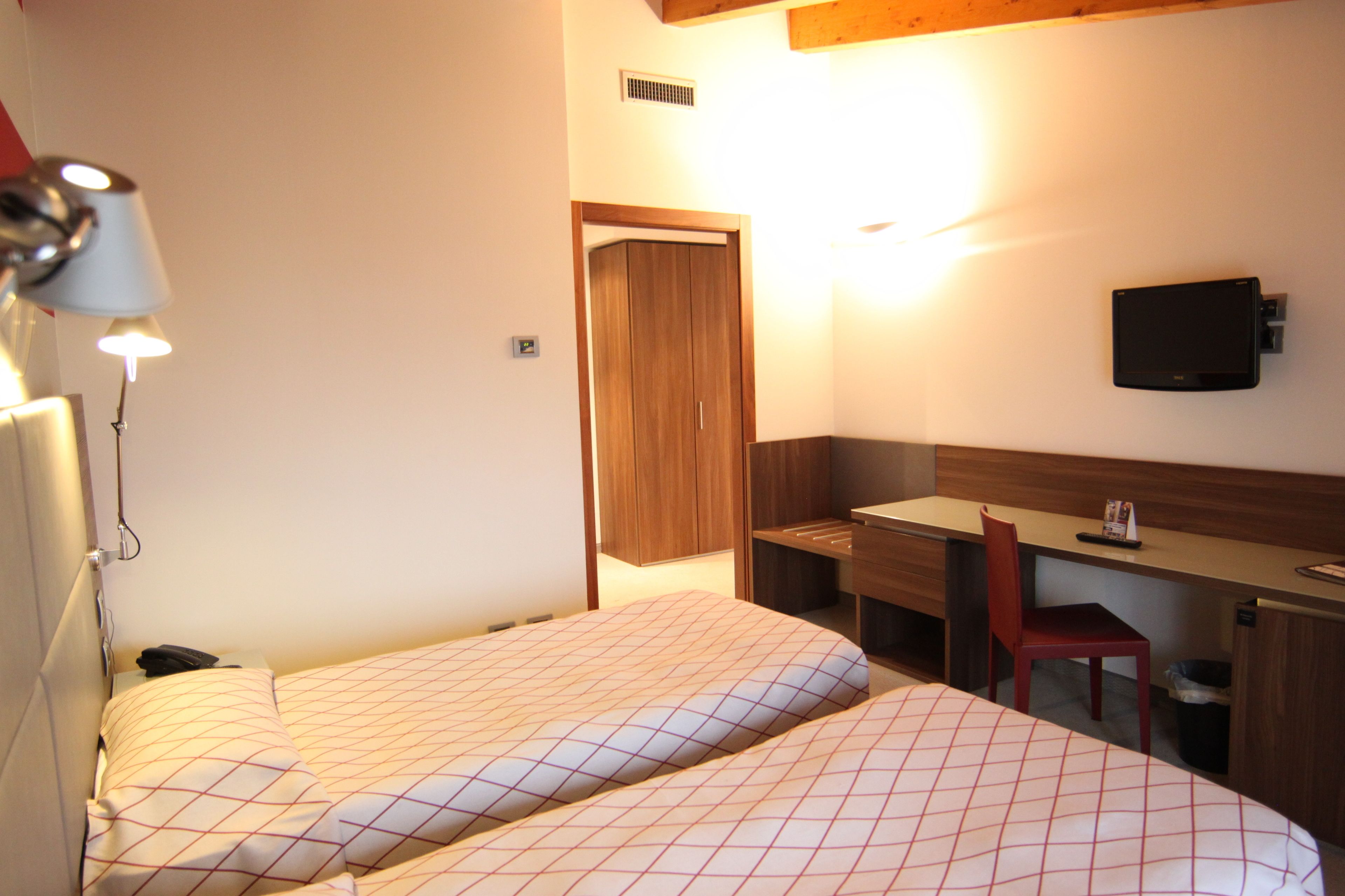 triple room | premium bedding, minibar, in-room safe, desk