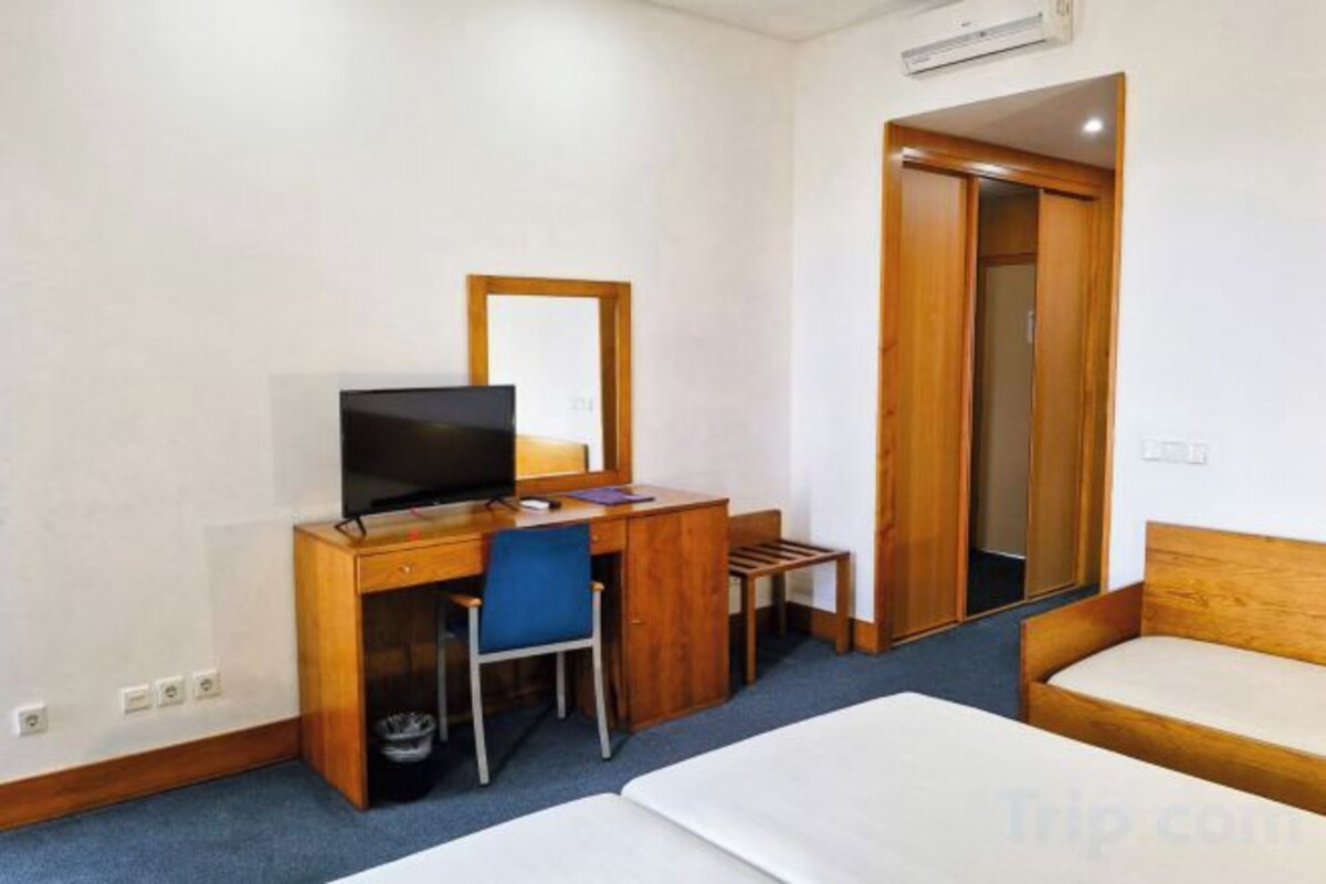 Minibar, in-room safe, blackout drapes, WiFi (free)