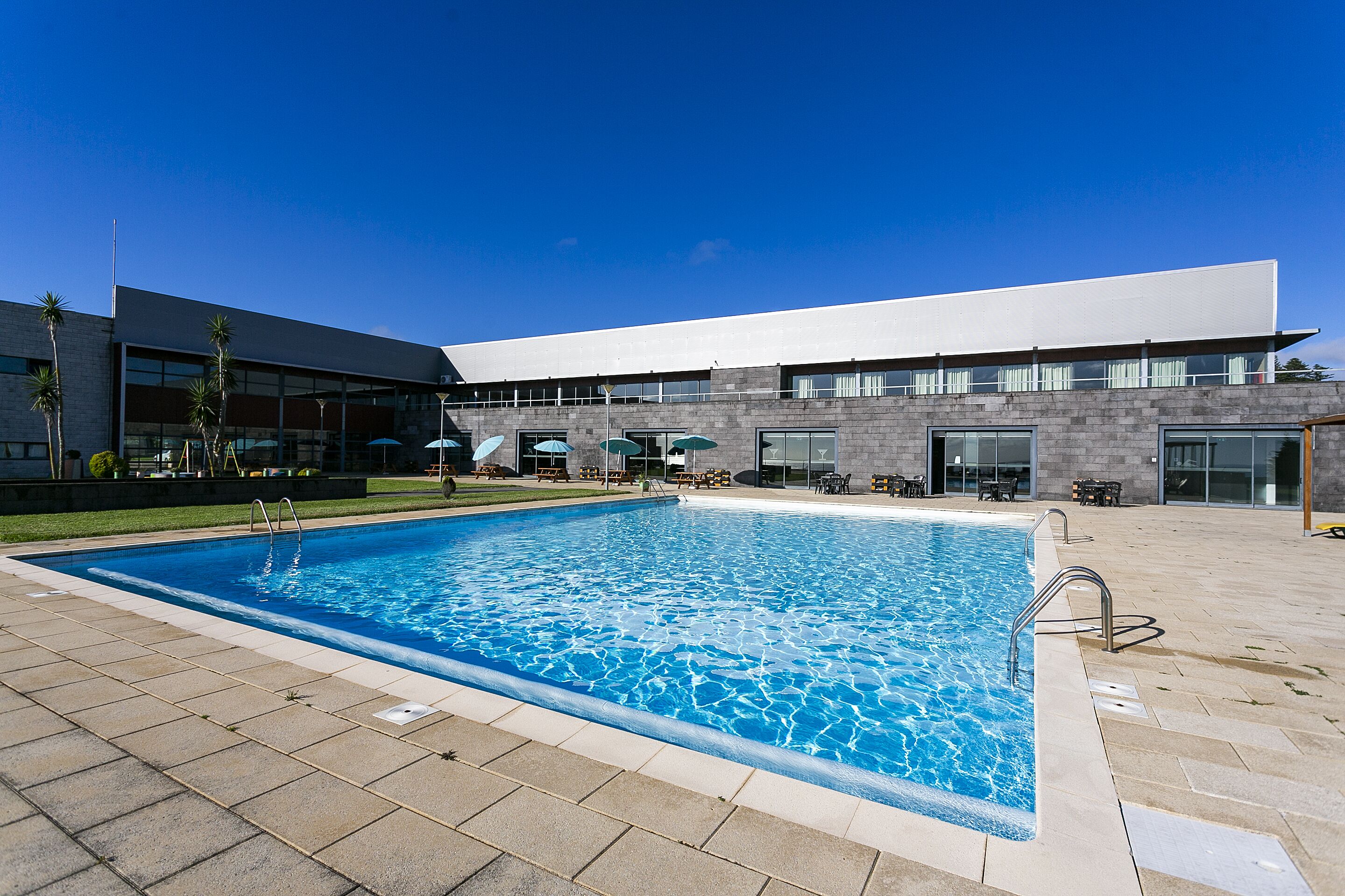 สระว่ายน้ำกลางแจ้ง