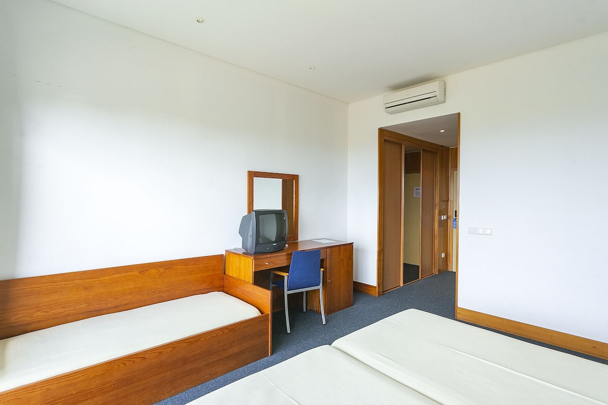 Driepersoonskamer | 1 slaapkamer, een minibar, verduisterende gordijnen, gratis wifi