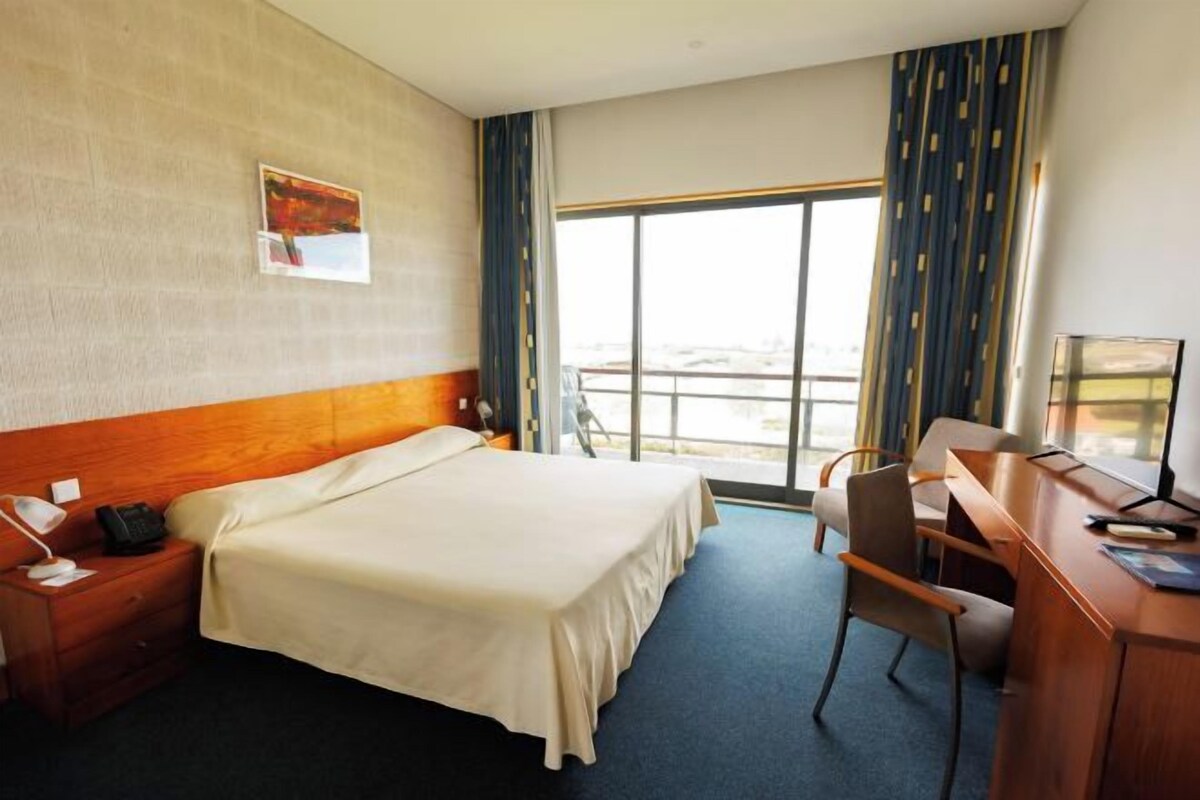 Minibar, in-room safe, blackout drapes, WiFi (free)