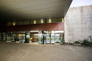 Vista frontal de la propiedad