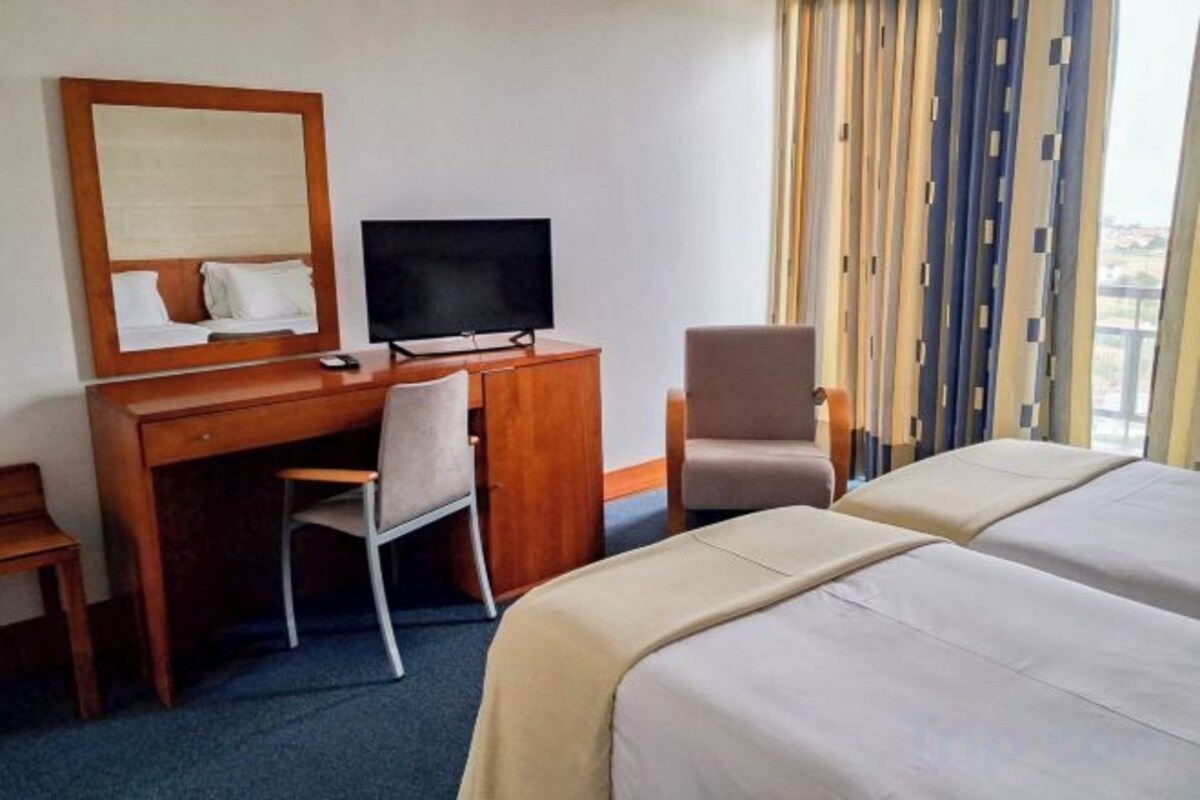 Minibar, in-room safe, blackout drapes, WiFi (free)