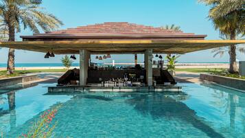 3 bars/lounges, cocktail bar, rooftop bar