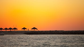 En privat strand, hvidt sand, gratis strandhytter, liggestole